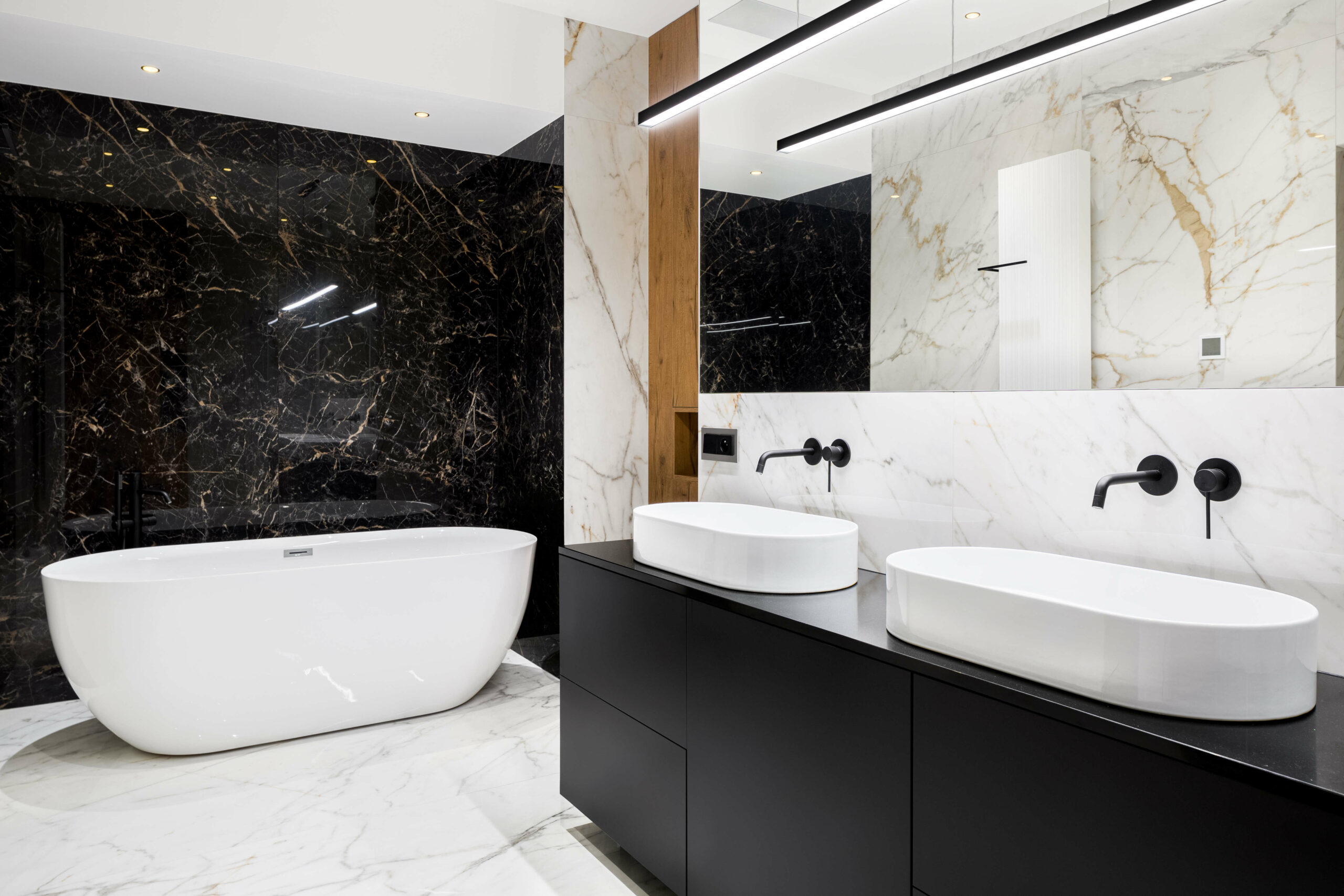 Luxury,Bathroom,With,Black,And,White,Marble,Tiles,On,Walls